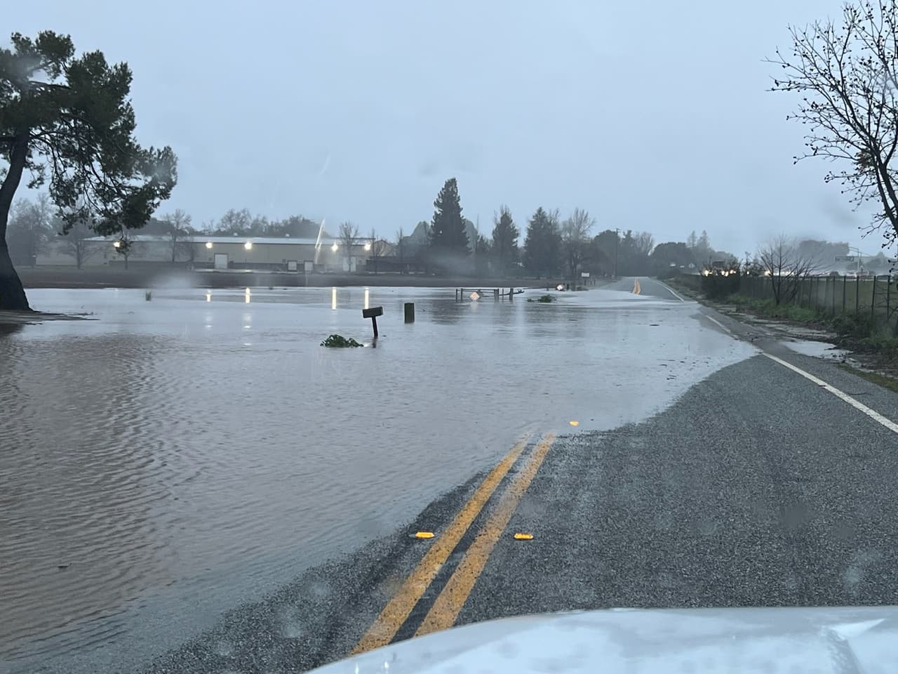 Imagen compartida por la agencia Valley Water que muestra otro tramo inundado de la carretera 101.