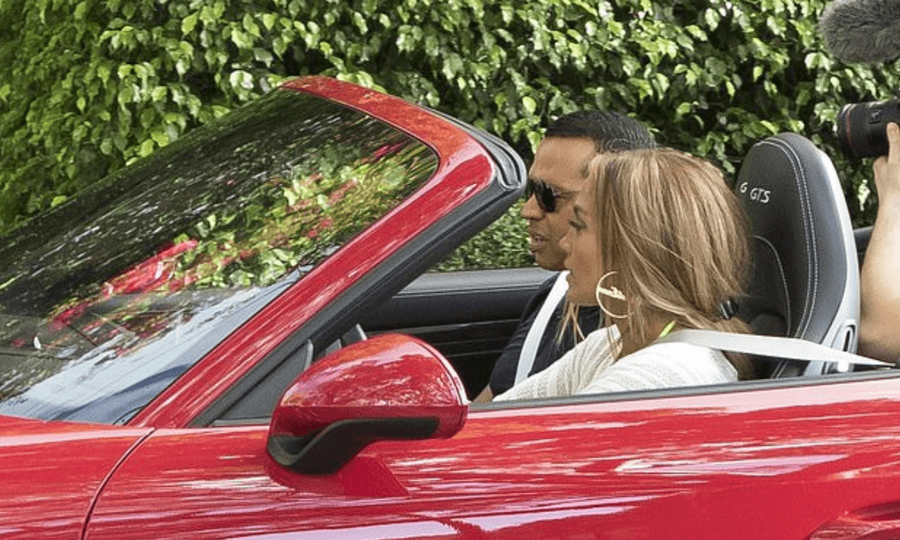 Este carro indica que JLo aprecia una buena conducción deportiva. Durante sus 70 años de existencia,
<a href="https://www.univision.com/temas/porsche">Porsche</a> ha desarrollado autos que destacan por una conducción bastante particular apreciada por “conductores de verdad”. Otro detalle sería que a Jennifer le gusta ser el centro de atención y a eso se debería el color rojo y el techo removible, perfectos para ella.