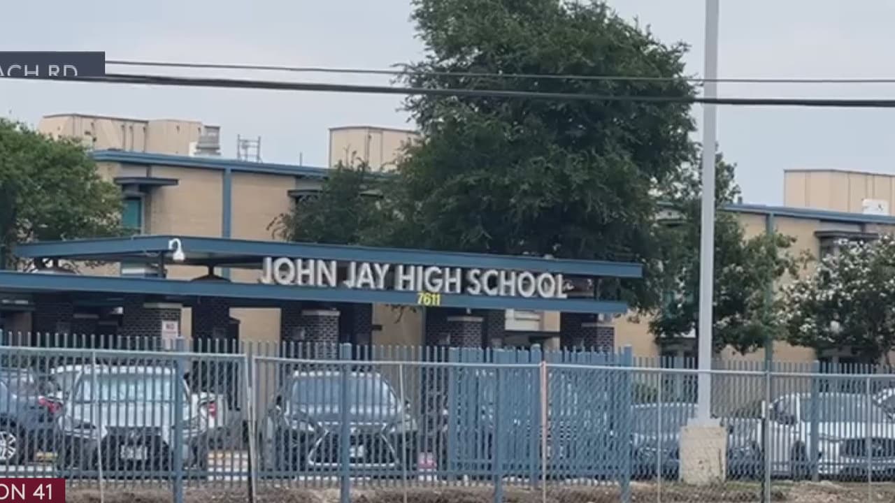 Discusión entre estudiantes de John Jay High School termina en apuñalamiento