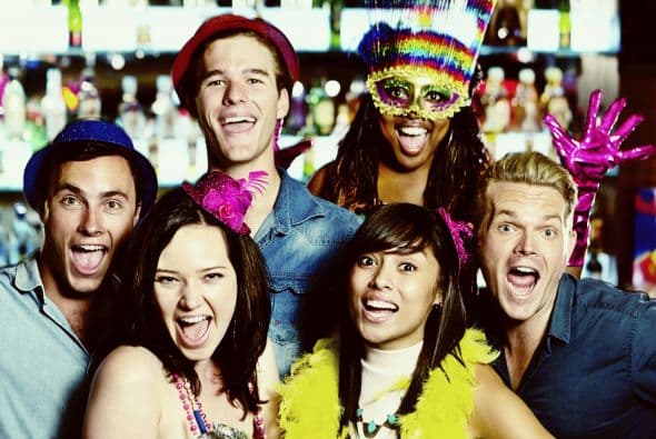 Además, ofrece marcos para sacarse fotos y props divertidos como bigotes falsos y corbatines.