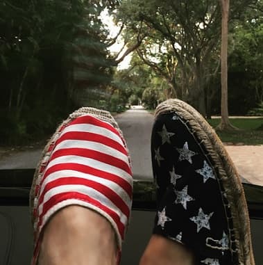 LLevó el estampado estadounidense en las calzas y la pashmina que utilizó.