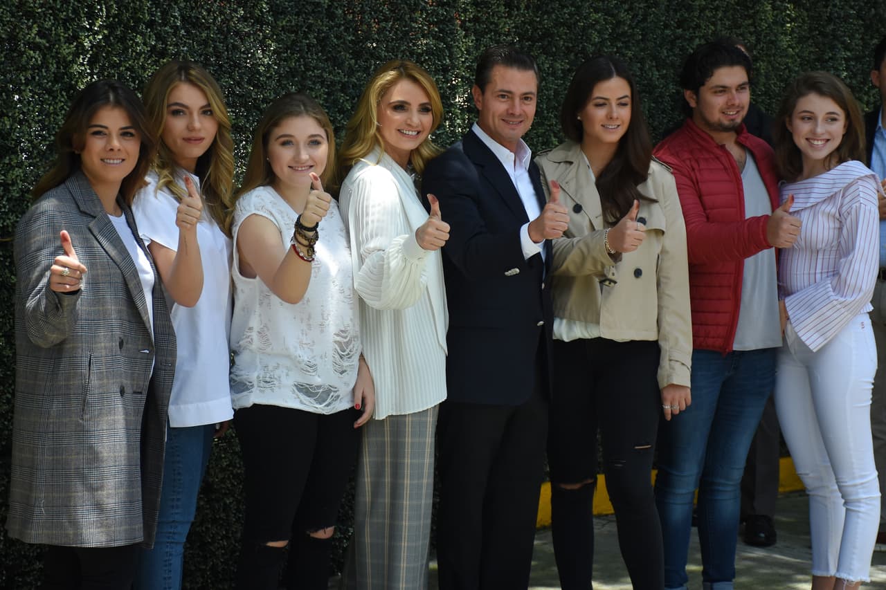 "Pues mira, la verdad eso era una etapa que a mi mamá y a su exmarido les tocó vivir y como siempre lo dije, nosotros los apoyabamos y ahorita ya estamos en otra etapa", dijo el pasado 19 de noviembre a 
<b><a href="https://twitter.com/VentaneandoUno/status/1196933728313851904" target="_blank">'Ventaneando'.</a></b>