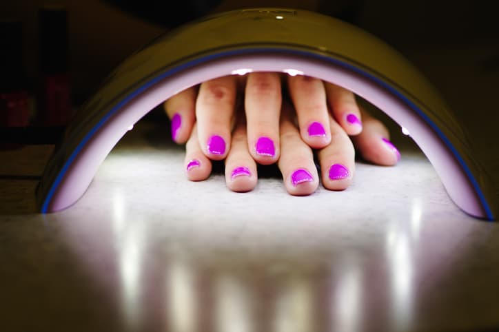 Alertan sobre posibles riesgos de la manicura con gel: daña el ADN, según un nuevo estudio