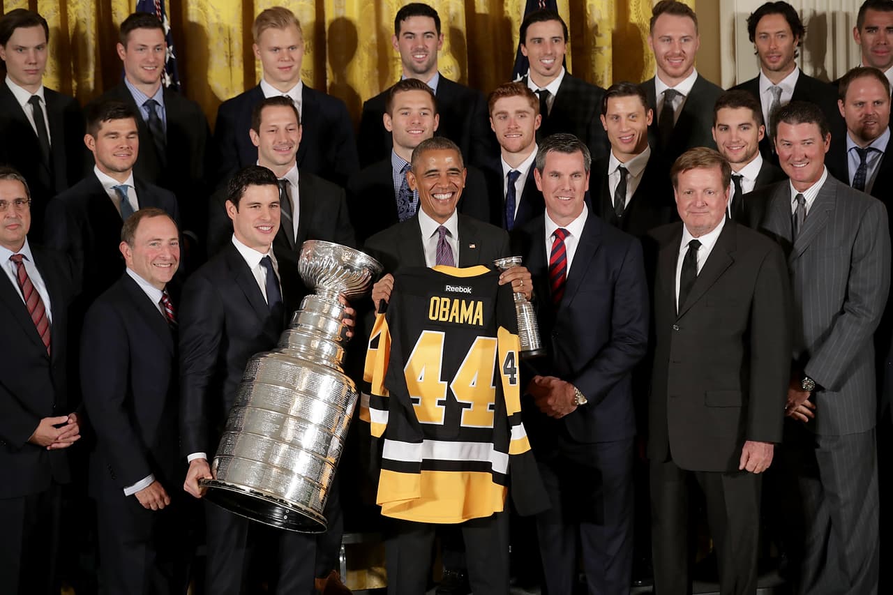 Junto a los trofeos de cada una de las ligas, Obama posaba sonriente entre la variedad de jugadores, como en esta ocasión con los campeones de la NHL, Pittsburg Penguins.