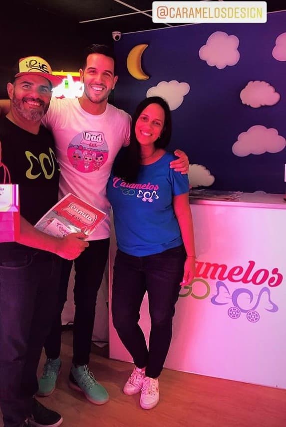 Yisus estaba muy contento de poder llevar en su pecho el letrero de "papá" que diseñó con sus amigos de Caramelos Design.