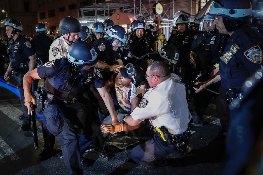 Otra noche de arrestos masivos en Nueva York, a manifestantes que protestan por la muerte de George floyd y contra el abuso policiaco.