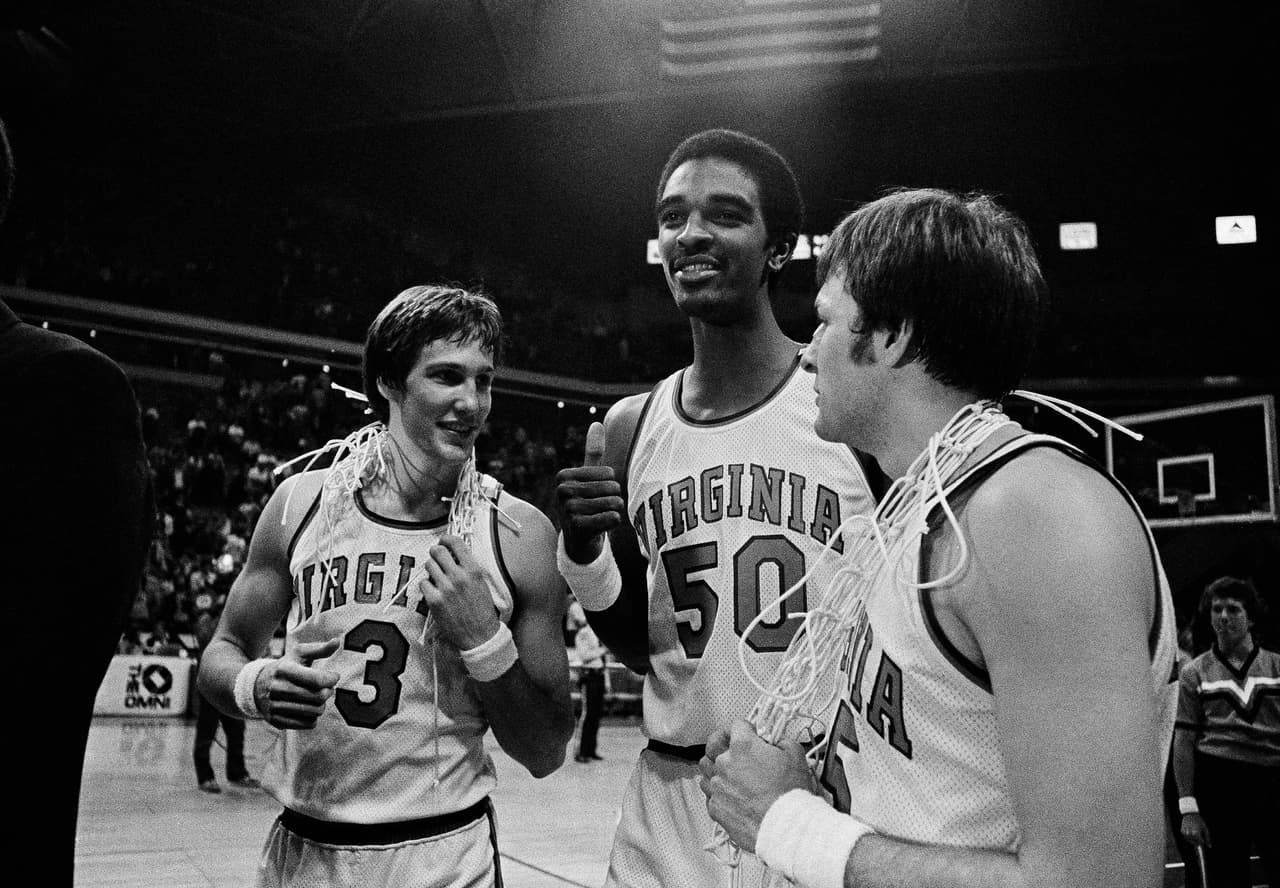 11. Ralph Sampson - 2.24 metros