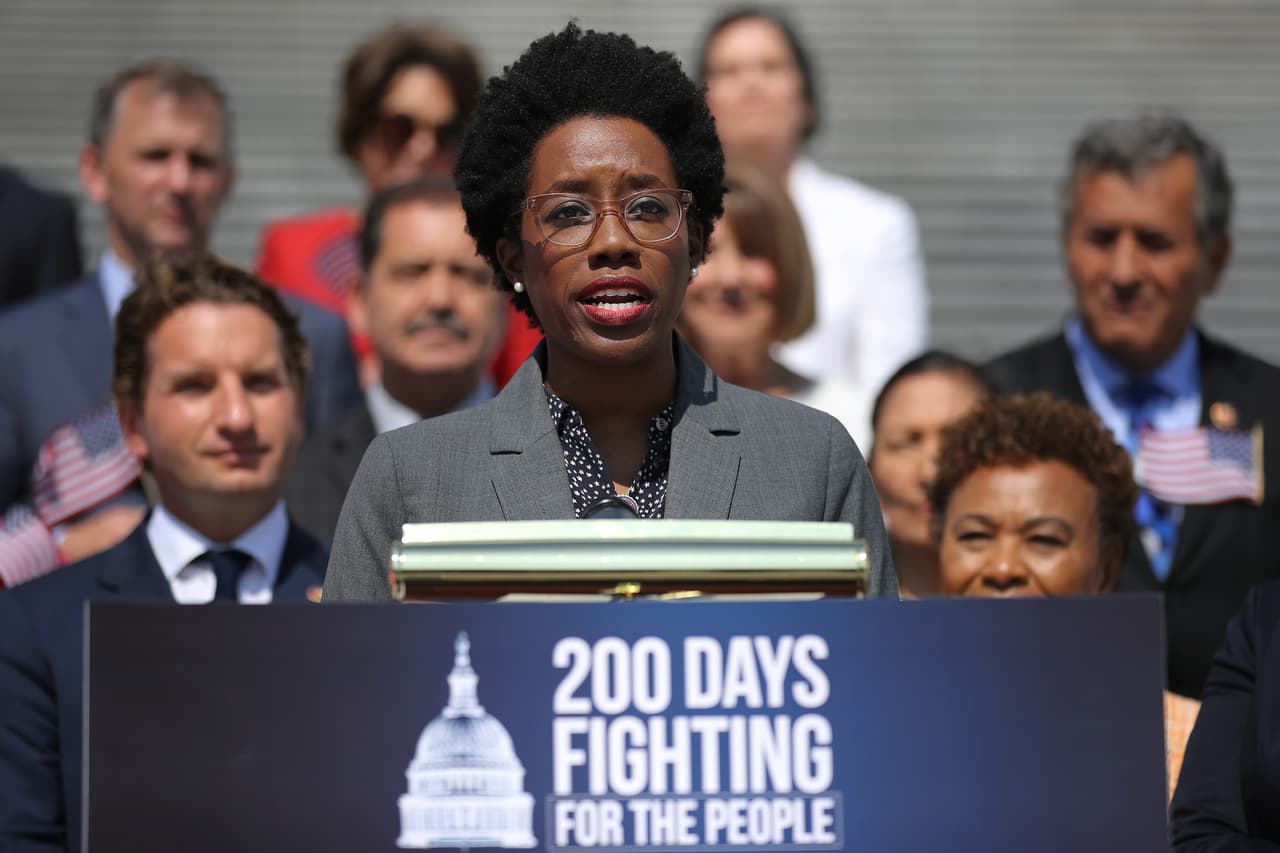 <b>Lauren Underwood </b>representa al distrito del congresional 14 de Illinois. Se postula para la reelección después de ganar su escaño en 2018. "La pandemia de COVID-19 nos ha demostrado que tenemos mucho trabajo por hacer, y es por eso que mi enfoque principal en el Congreso es asegurarme de que nuestras familias tengan acceso a la atención médica asequible", dijo Underwood en un comunicado.