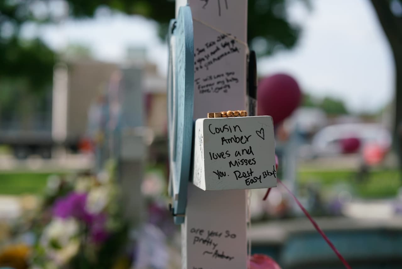 El lugar se ha convertido en un espacio para que padres, madres, familiares, amigos y vecinos de la comunidad escriban sus mensajes de amor en las cruces y lleven peluches.