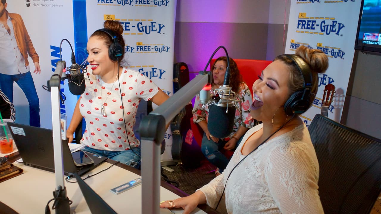 <a href="http://www.univision.com/temas/chiquis-rivera">Chiquis Rivera</a> también bromeo durante la entrevista hablando un poco acerca de la historia de su nueva canción.