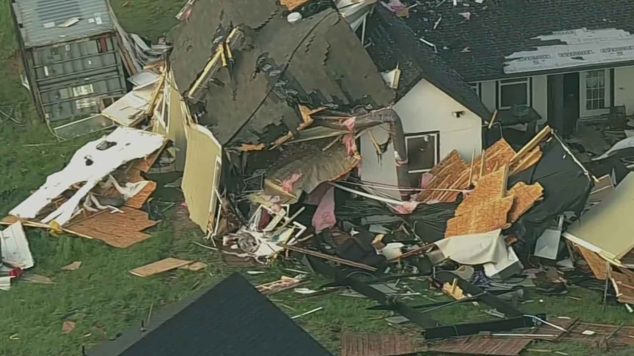 Tornado deja dos muertos y graves daños al norte de Texas