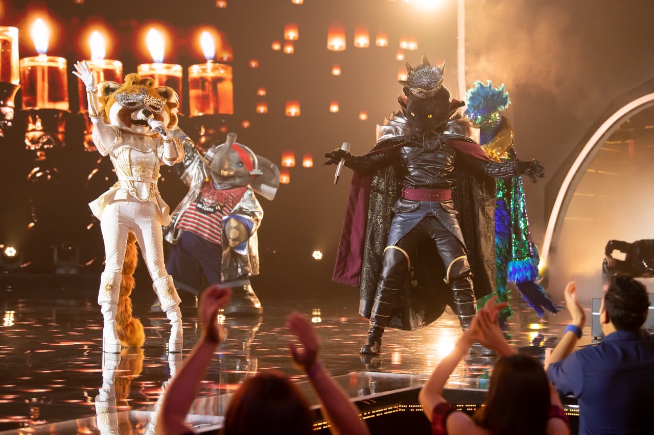 Duende, Elefante, Mapache, Pantera, Quetzal y Zombie hicieron un gran número interpretando el tema 'No es Serio Este Cementerio' del grupo español Mecano.