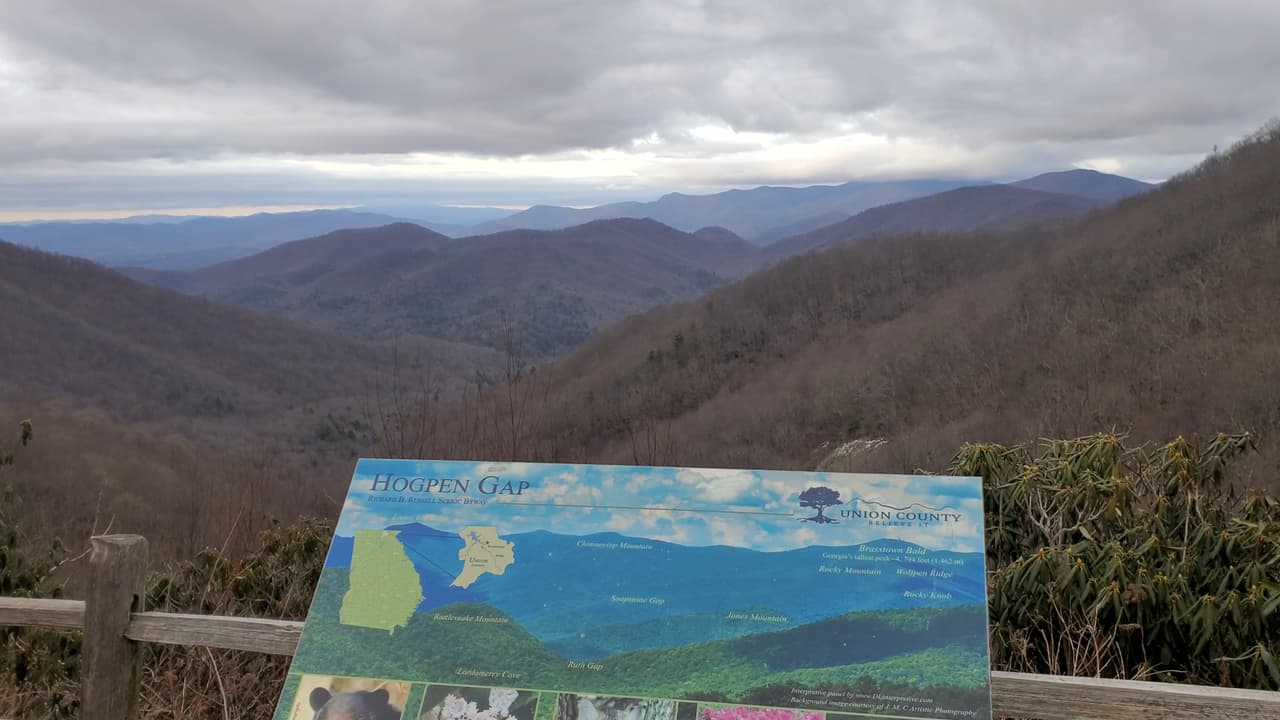 Conoce más sobre Hogpen Gap y el Russell-Brasstown National Scenic Byway, 
<b><a href="https://www.fs.usda.gov/recarea/conf/recarea/?recid=82764">aquí</a></b>.
