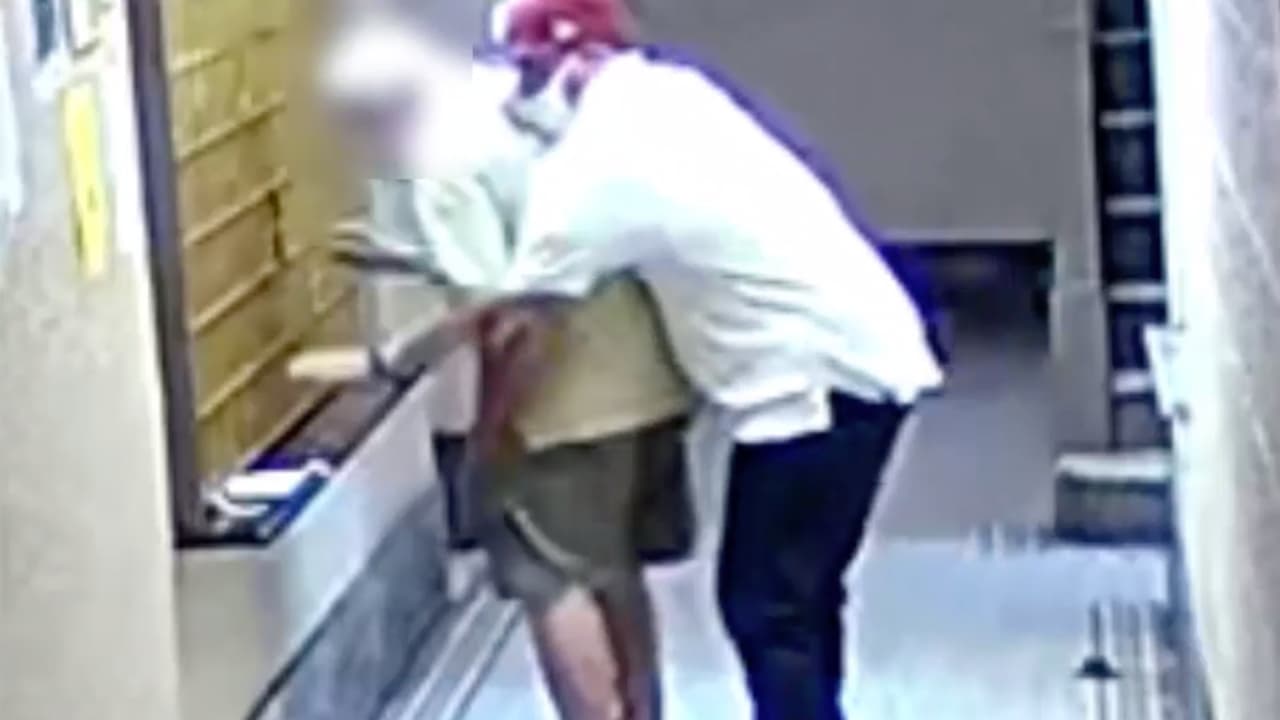 Buscan a hombre acusado de asaltar a ancianos en edificios residenciales de El Bronx