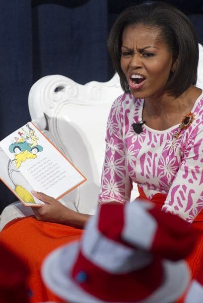 La primera dama Michelle Obama, "El gato en el sombrero" y cerca de una docena de celebridades le leyeron a cerca de 400 niños el día de ayer en la Biblioteca del Congreso para celebrar el cumpleaños del Dr. Seuss y poner en marcha la campaña Read Across America.