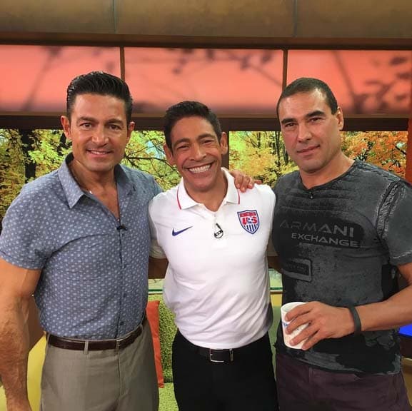 "Hoy contamos con la gran visita de dos grandes de la actuación @LaloYanezLue y #FernandoColunga para promocionar su nueva Película #ladrones", contó Johnny Lozada. (Octubre 9, 2015)