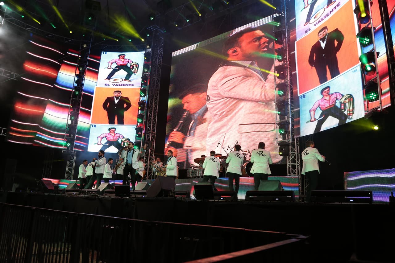 La música de Banda El Recodo hizo vibrar a la gente de La Cruz, en Sinaloa.