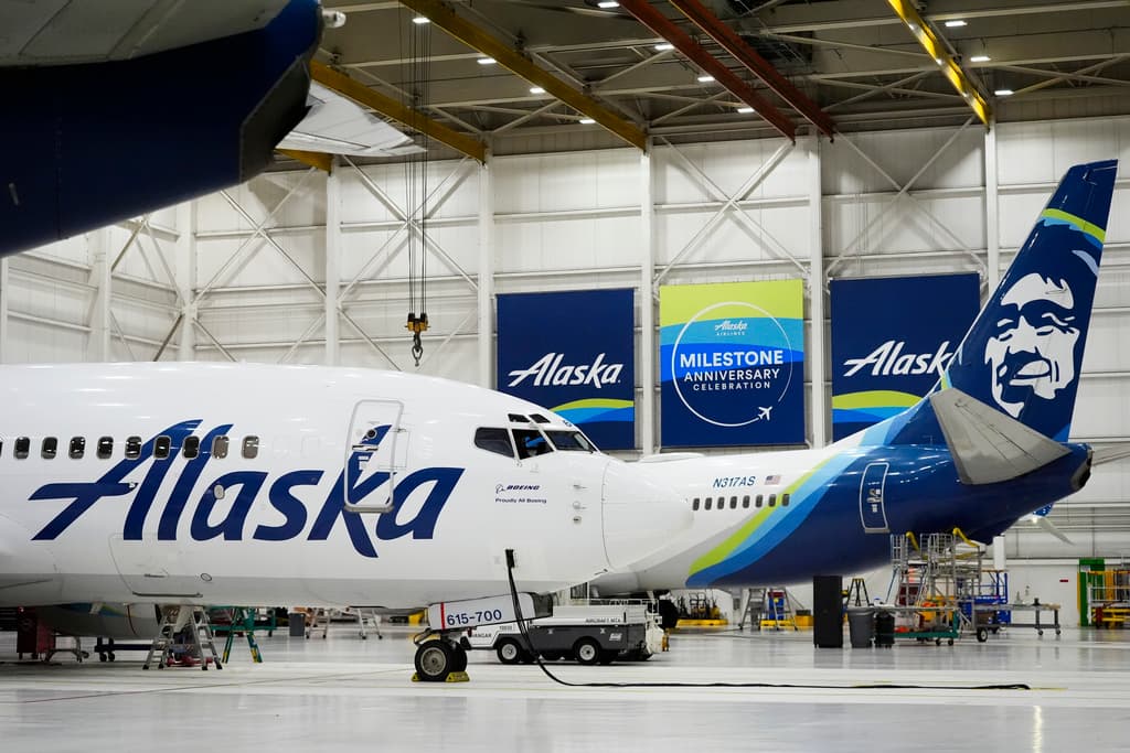 Un avión de Alaska Airlines en el hangar de la compañía en el aeropuerto internacional de Seattle-Tacoma.