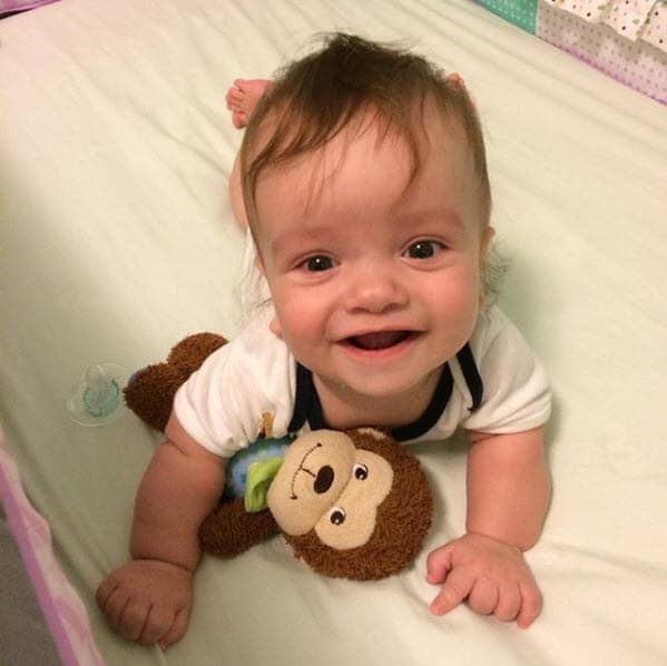 Aunque poco a poco deja de ser un bebito, Sebastián continúa derritiendo las redes sociales.