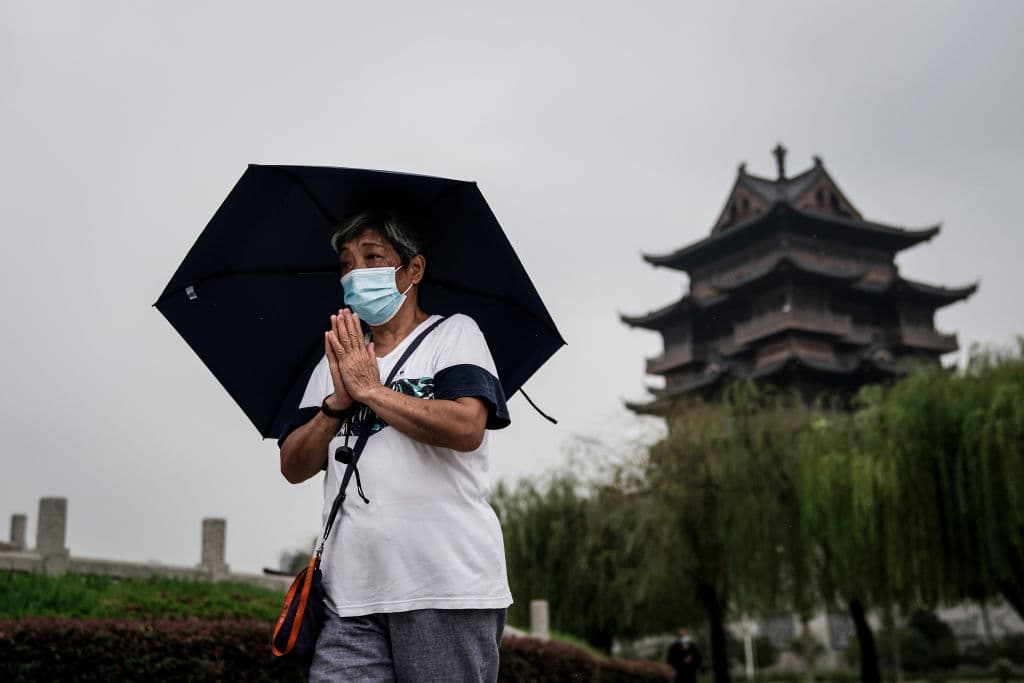Una mujer en un templo religioso en Wuhan, China.