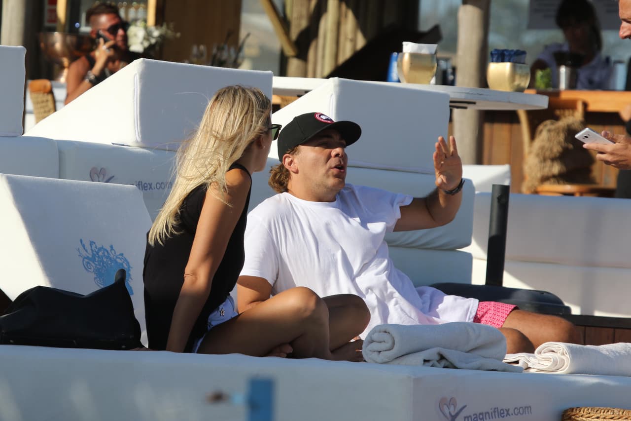 Durante los primeros días de enero de 2018 el cantante Cristian Castro fue visto en compañía de una joven rubia al llegar a un programa en Buenos Aires, Argentina, donde el mexicano afirmó que se trataba de su novia, pero no quiso revelar el nombre.