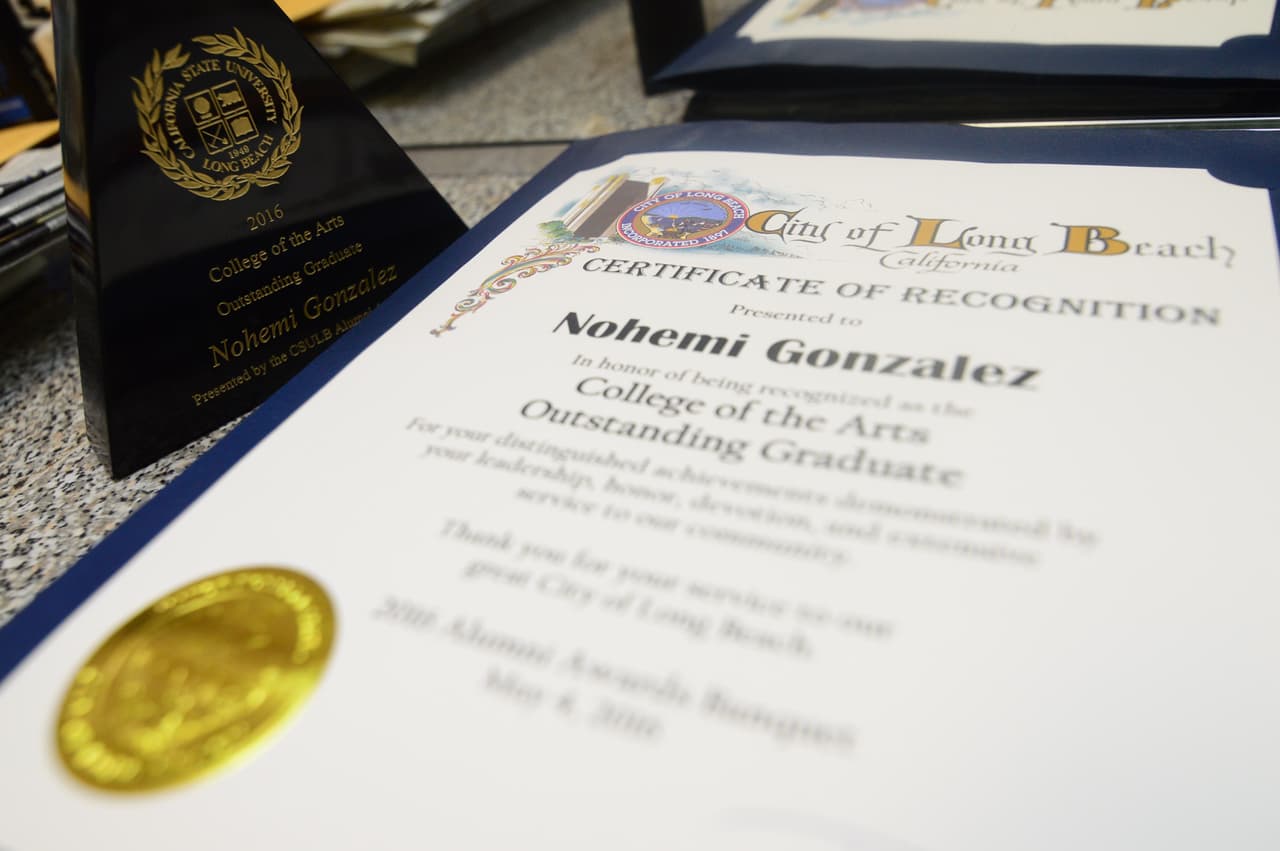 Beatriz guarda los reconocimientos de su hija. Nohemí recibió su título universitario con carácter póstumo.