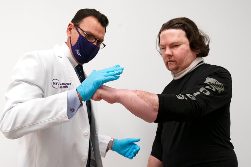 El doctor Eduardo Rodríguez apoya a DiMeo para aumentar la flexibilidad y fuerza en las manos.
<b>Al igual que con cualquier trasplante, el peligro de rechazo es mayor al principio, pero dura indefinidamente. </b>Los medicamentos que toman los pacientes también los dejan vulnerables a las infecciones por el resto de su vida.