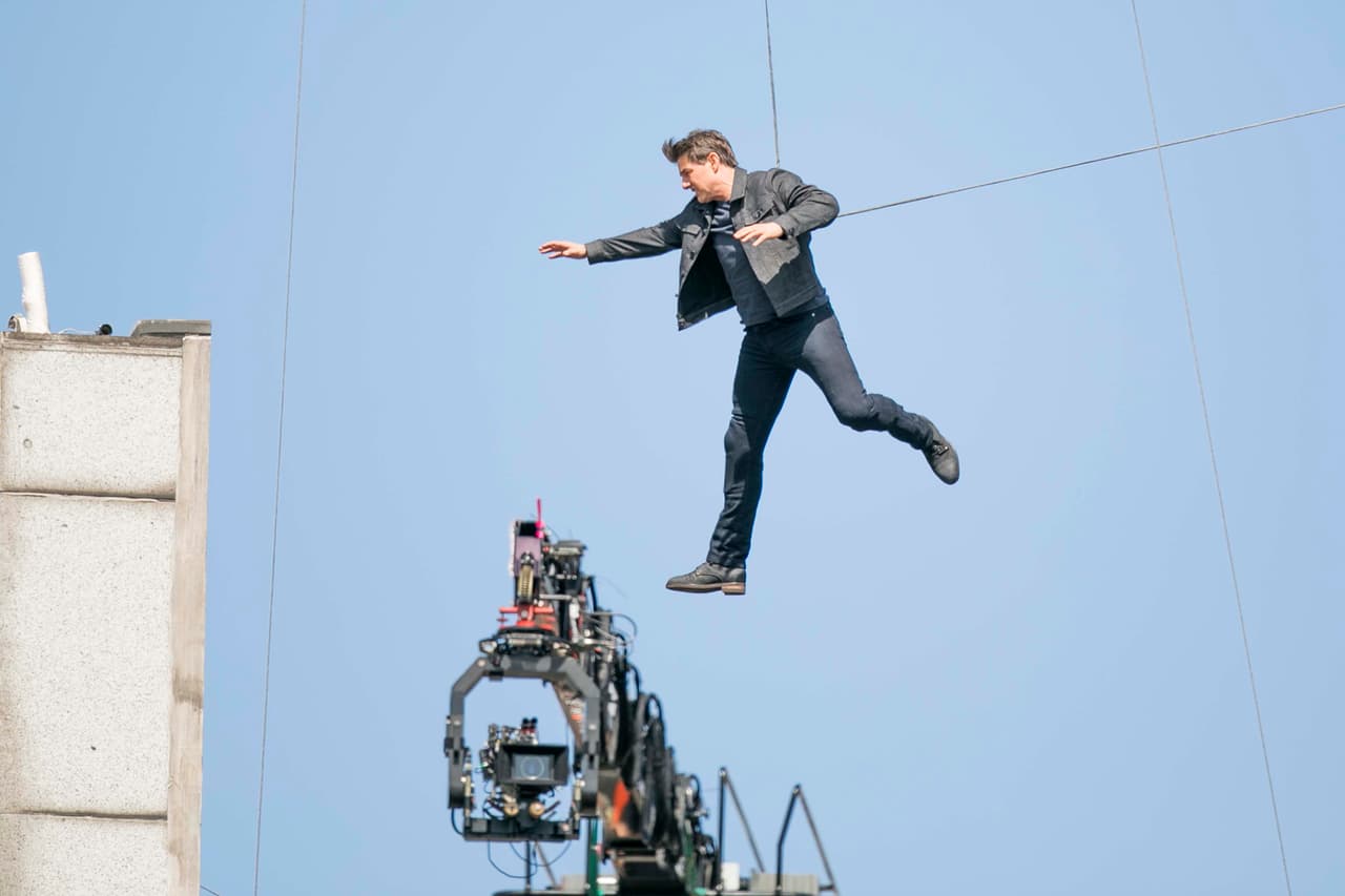 Tom Cruise es reconocido por su participación en la saga 'Mission: Impossible', donde demuestra sus capacidades de combate interpretando sus personajes.