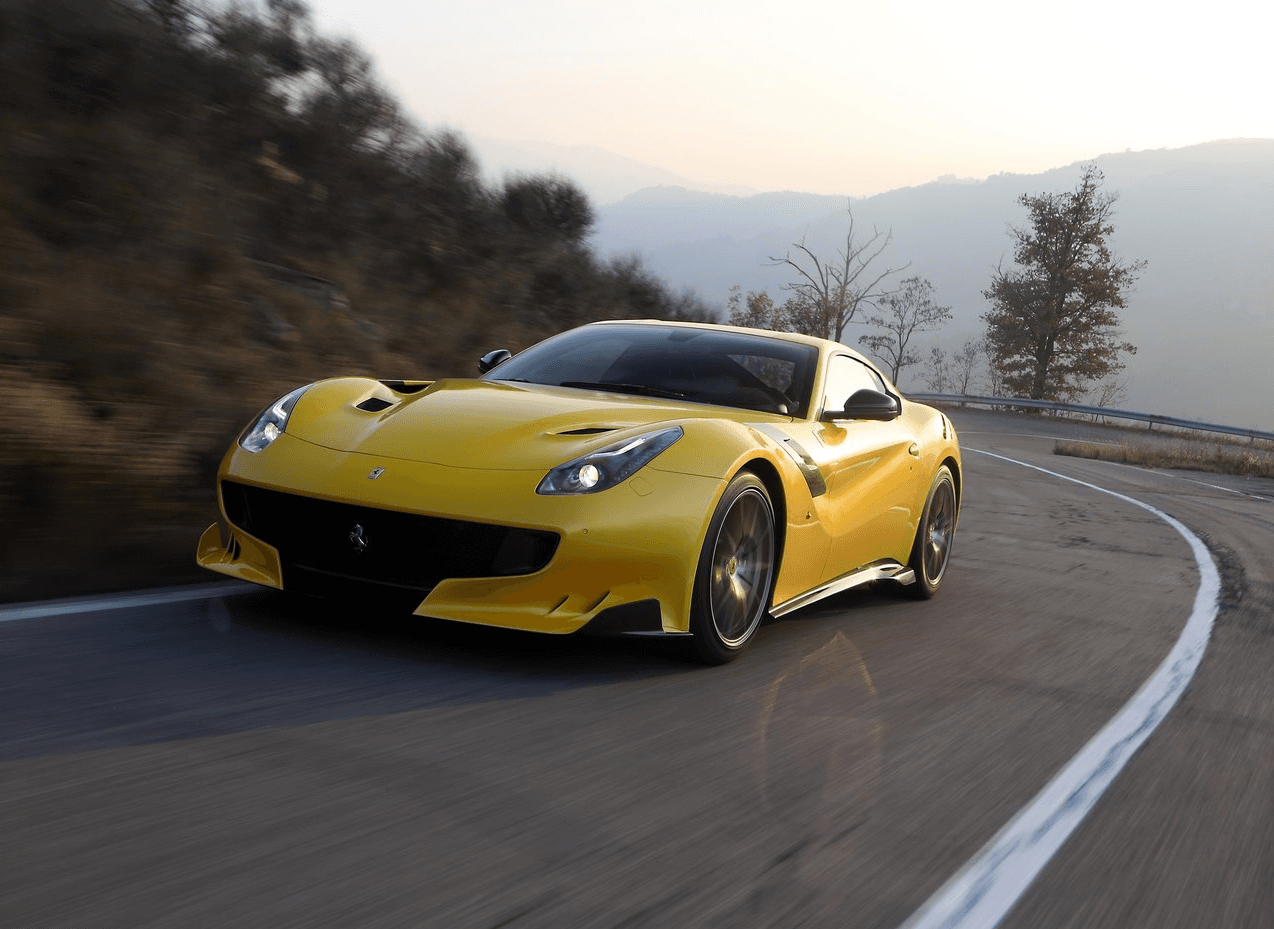 5. Ferrari F12tdf. Precio promedio $490,000. Esta edición especial del Ferrari F12 rinde homenaje al Tour de France. No a la famosa competencia de ciclismo sino a una carrera automovilista de resistencia que dejó de correrse regularmente en los años 80 que Ferrari dominó durante finales de los 50 y los años 60. Con su V12 de 6.3 litros y 769 caballos de fuerza, más que un homenaje el auto parece una celebración de glorias pasadas