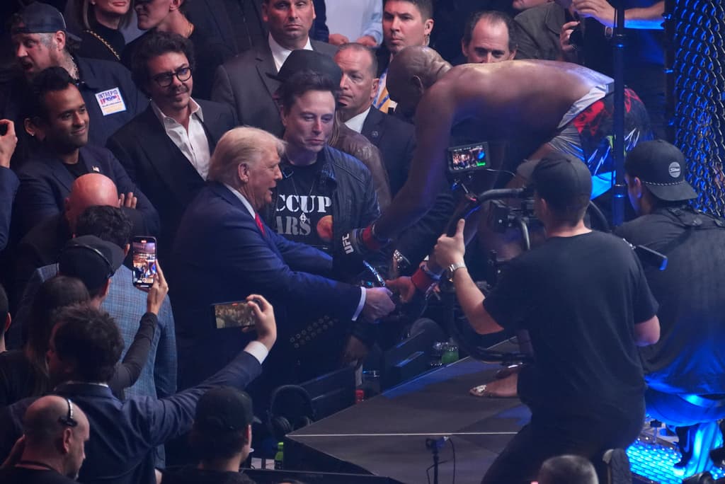 "Me alegra haberlo impresionado", expresó Jones a Trump, antes de esperar que le regresara el cinturón del campeonato.