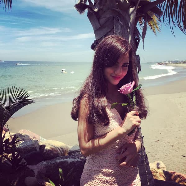 Mientras que Ela luce como toda una princesa posándo para la cámara.