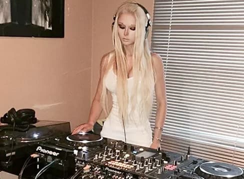 En un boletín oficial de su sitio, la joven da a conocer su nueva faceta.