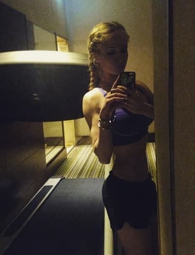 La DJ desmintió que utilice Photoshop para sus fotos y que así tal cual se toma fotos es como tiene su cuerpo.