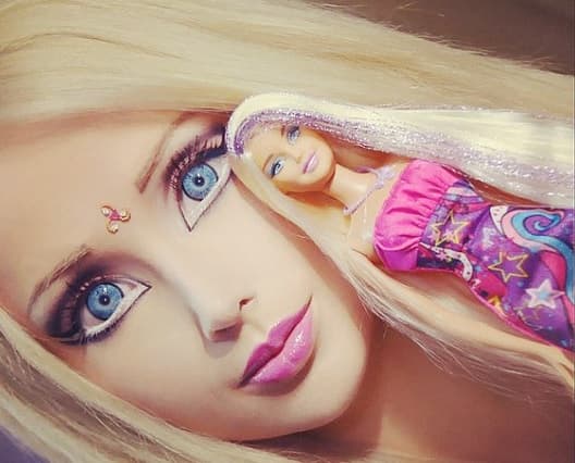 Y es enemiga del bótox. ¿Será cierto? No tiene ni una sola línea de expresión.