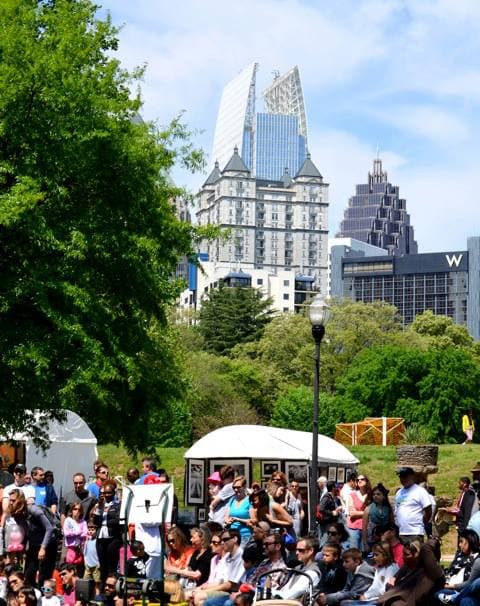 <b>Atlanta Dogwood Festival</b>
<br>
<b>Fechas</b>: 12 al 14 de marzo
<br>
<b>Lugar</b>: Piedmont Park
<br>
<b>Sitio web</b>: 
<a href="https://dogwood.org/">https://dogwood.org/</a> 
<br>
<br>El Atlanta Dogwood Festival presagia la llegada de la primavera y las omnipresentes flores blancas y rosadas de la ciudad en Piedmont Park. Encuentra una escultura original o una pintura del mercado de artistas, relájate o baila al ritmo de los artistas bajo el cielo nocturno, amplía tu visión del mundo en los Pabellones de Intercambio Cultural de la Villa Internacional y maravíllate con los caninos de alto vuelo que compiten en Disc Dogs.
