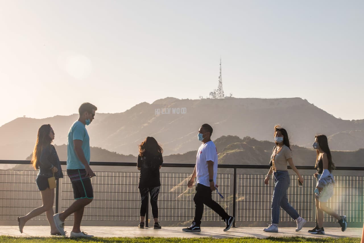 "Estamos reabriendo los estacionamientos de playa de la ciudad en Cabrillo y Venice Beach, así como los senderos para bicicletas en las playas", dijo Garcetti.