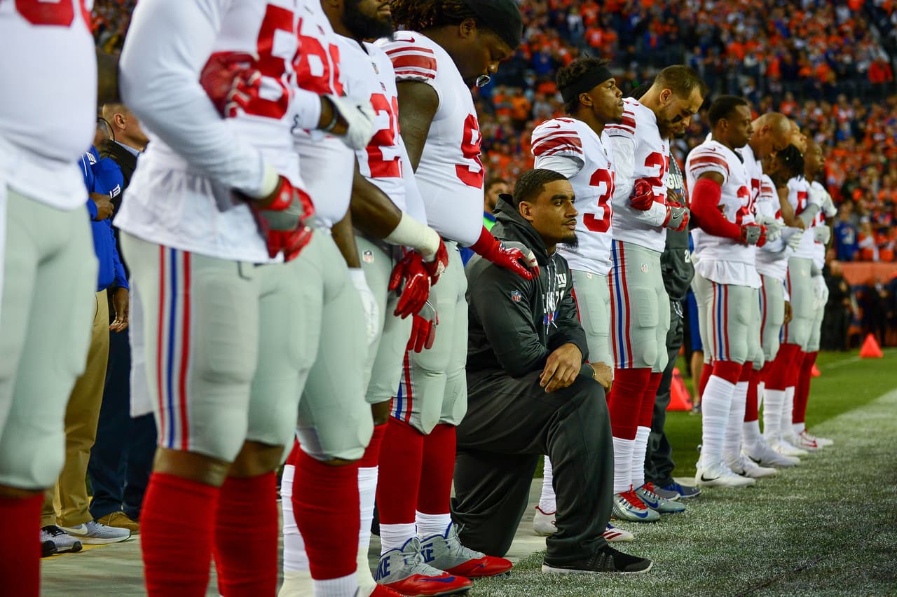 Lo que empezó como un gesto contra el racismo y los excesos policiales se convirtió en una protesta contra las críticas del presidente Trump.