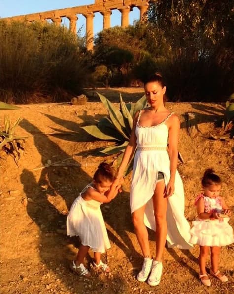 Lola Ponce combinando con sus hijas.