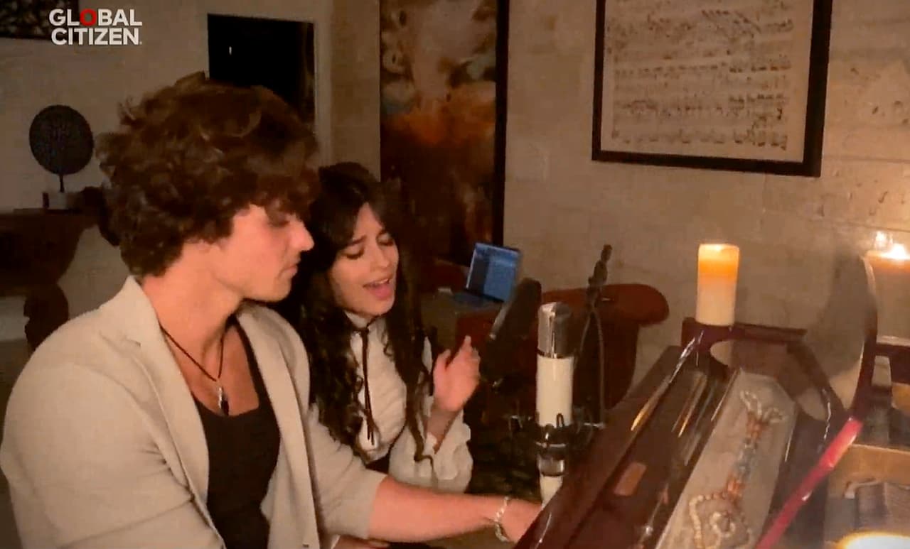Camila Cabello y su novio, Shawn Mendes, interpretaron 'What A Wonderful World'.