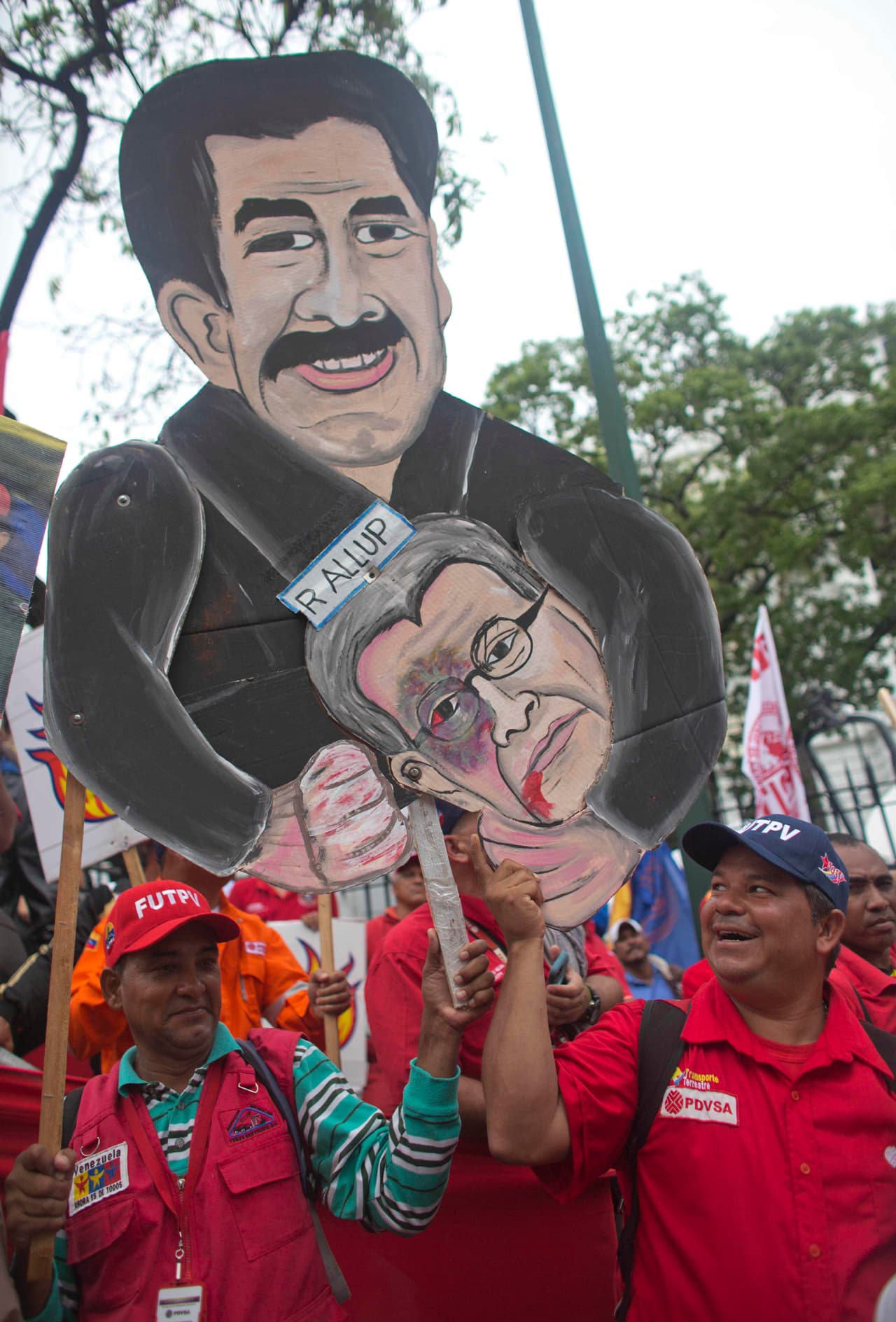 Partidarios del gobierno sostienen una figura hecha de cartón con la imagen del presidente de Venezuela, Nicolás Maduro.