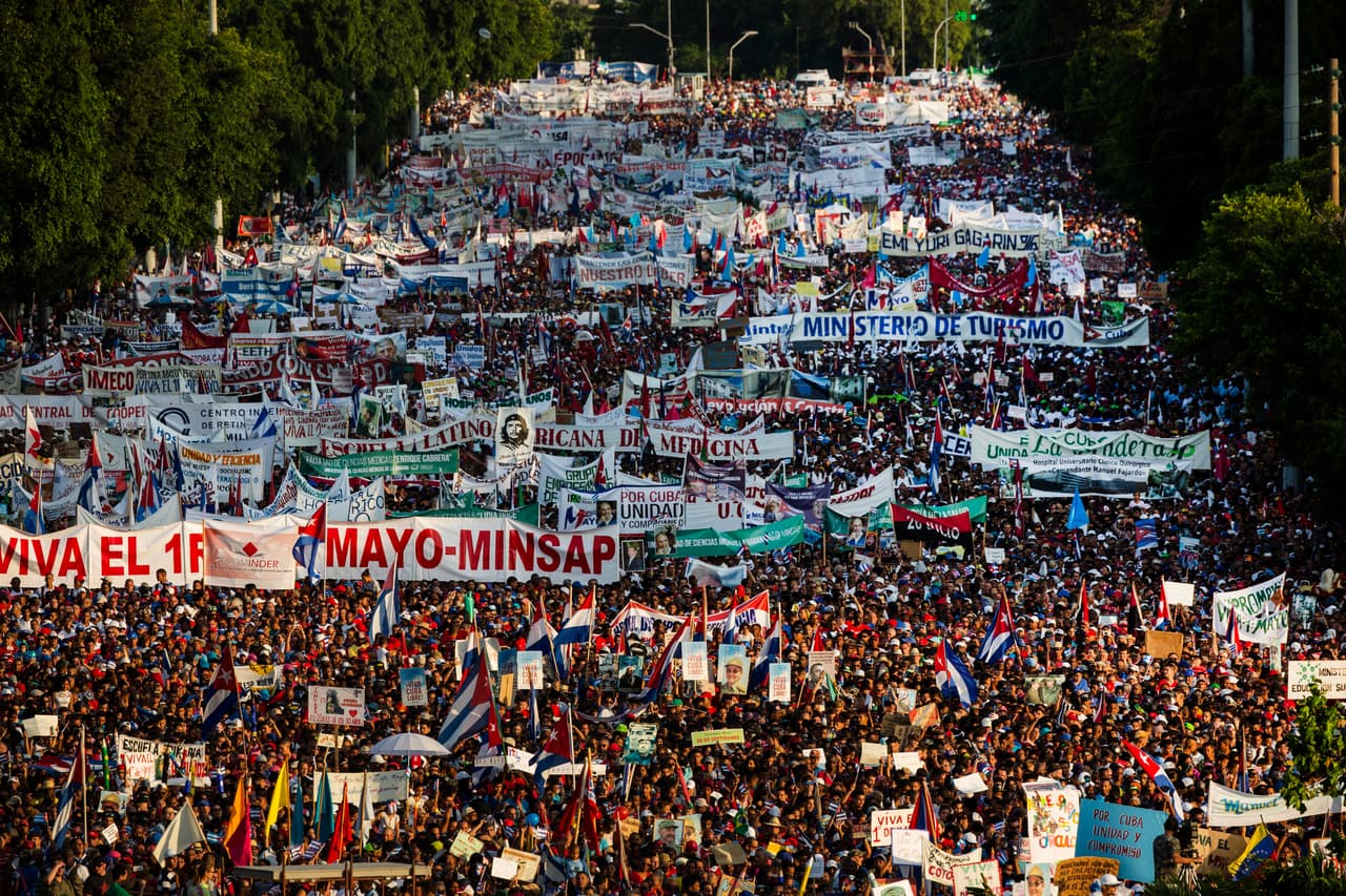 Miles de personas marchan durante el desfile en La Habana