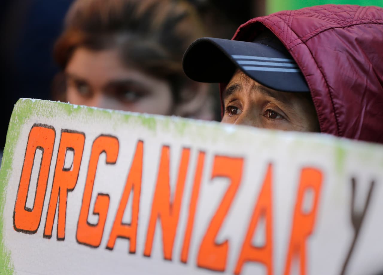 Una mujer sostiene un cartel durante la marcha en Asunción, Paraguay.