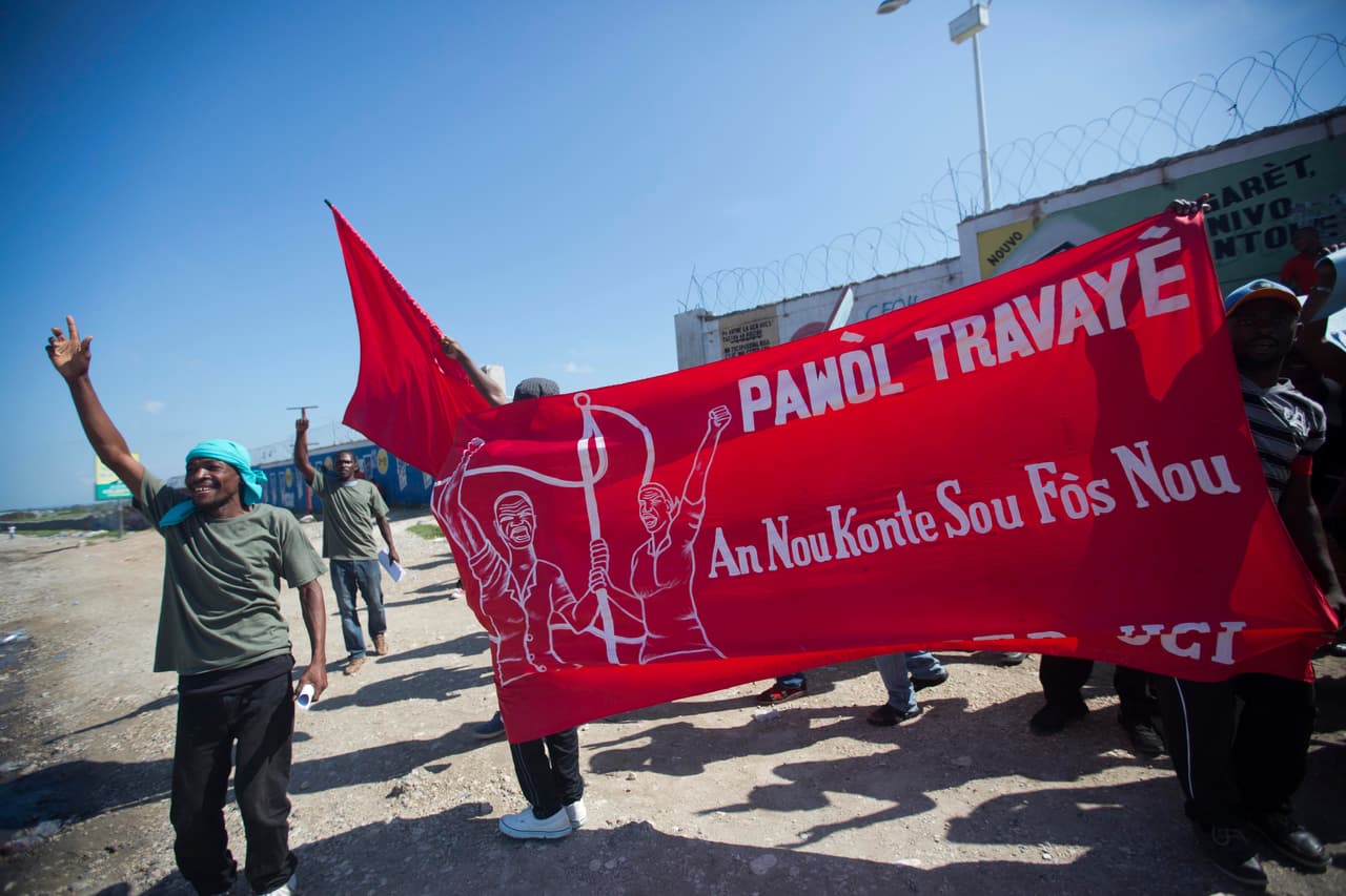 Los trabajadores protestan pidiendo mejores condiciones de trabajo en Puerto Príncipe, Haití.