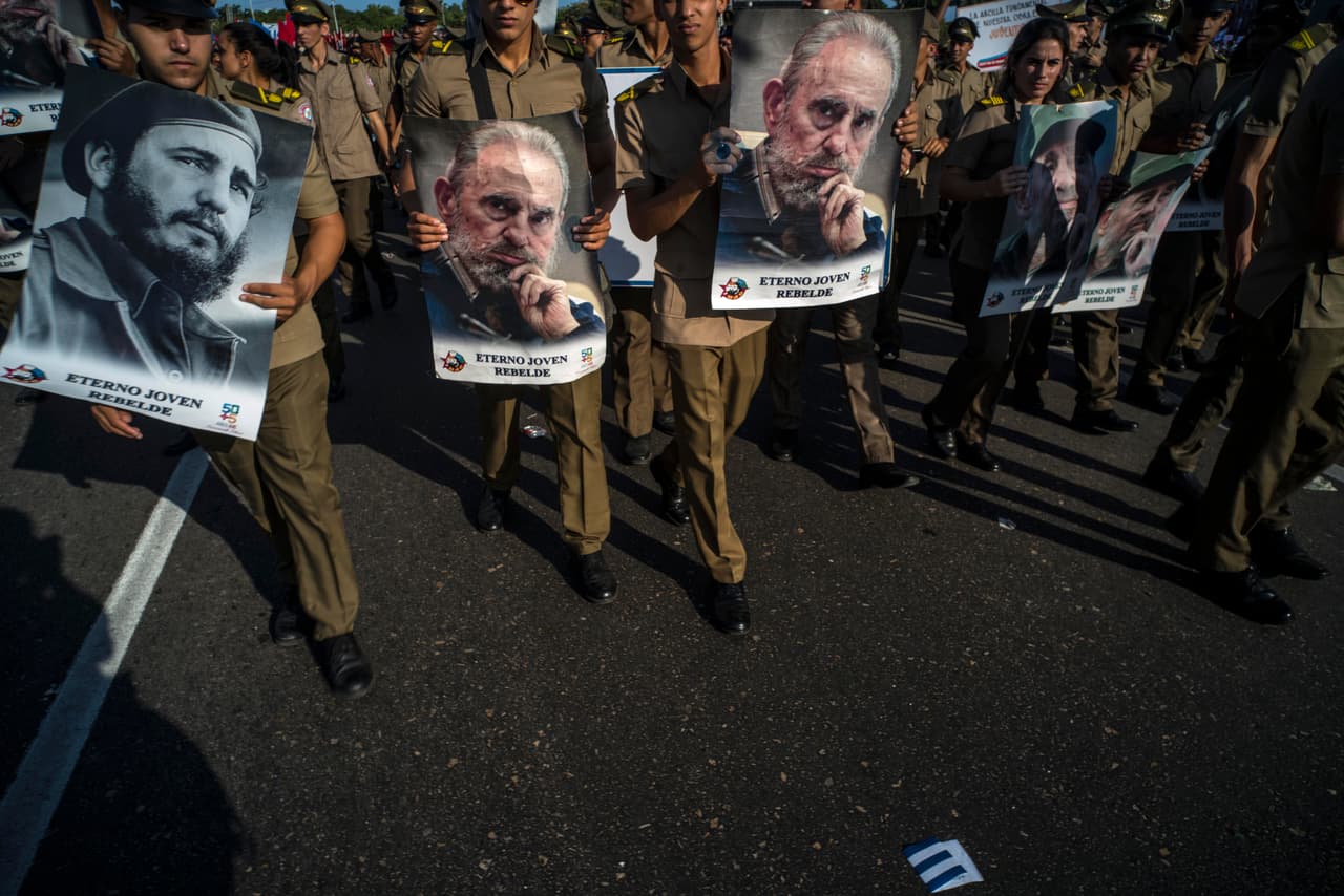 Soldados con imágenes del líder cubano Fidel Castro marchan durante el desfile del Primero de Mayo en Plaza de la Revolución, en La Habana, Cuba.