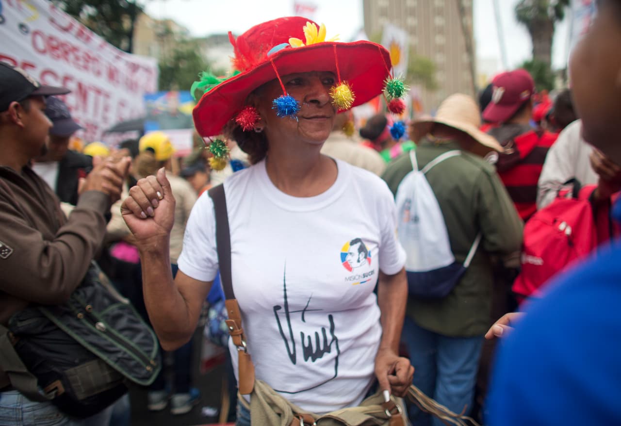Bailes en apoyo al gobierno durante la marcha del Primero de mayo en Caracas, Venezuela.