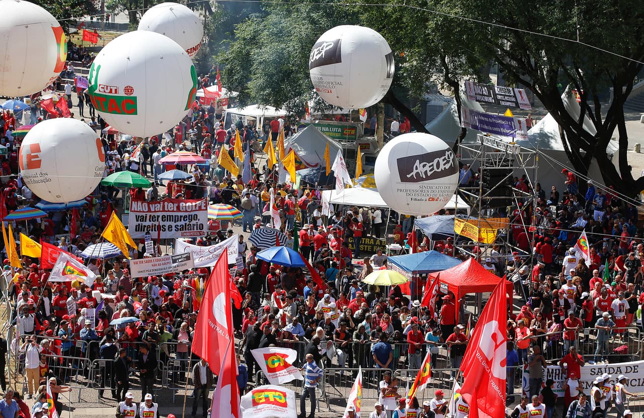 La gente se reúne durante una manifestación del Primero de Mayo en apoyo al presidente de Brasil, Dilma Rousseff, en Sao Paulo, Brasil.