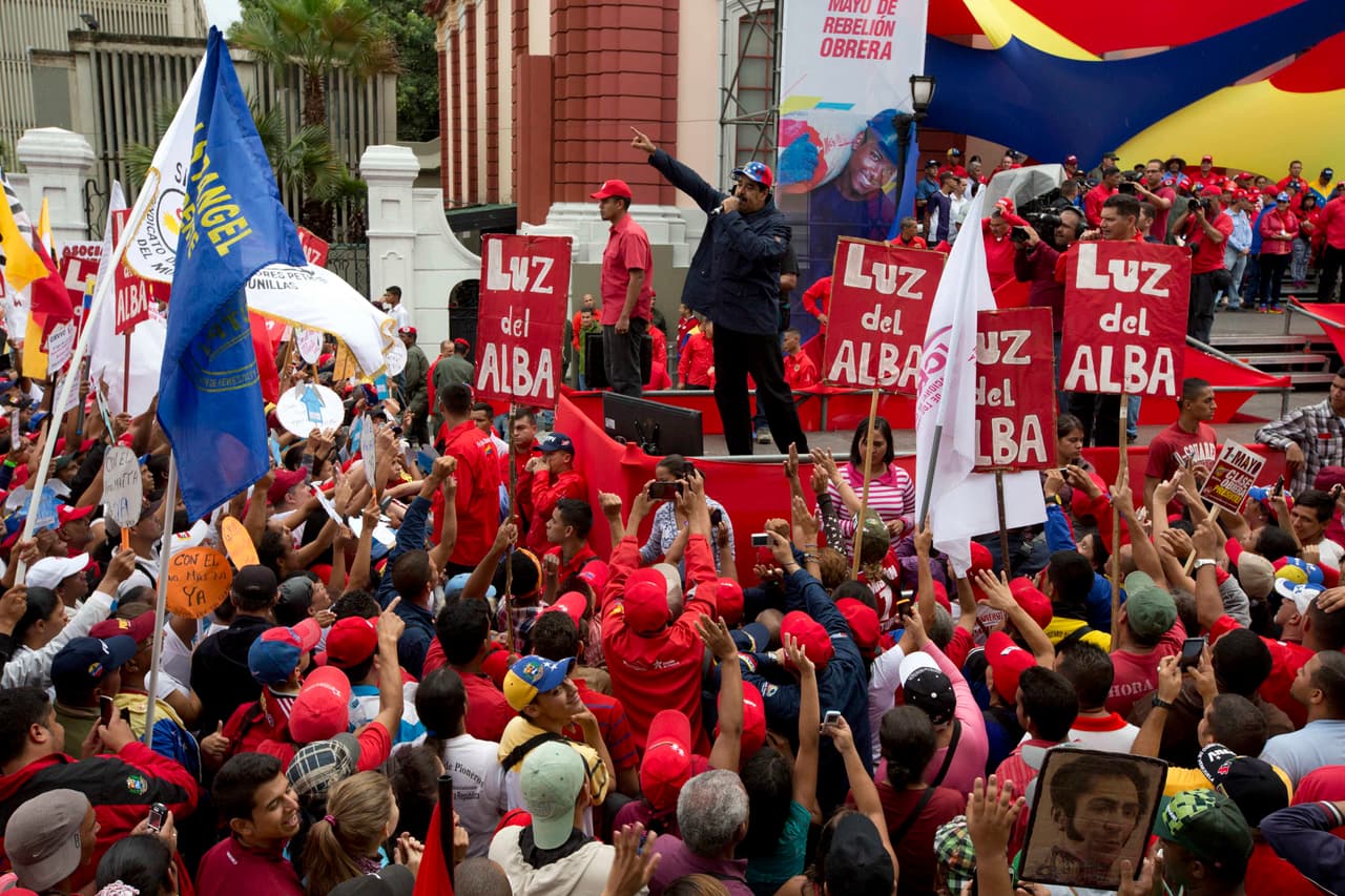 El presidente de Venezuela, Nicolás Maduro, habla a sus seguidores durante la marcha.
