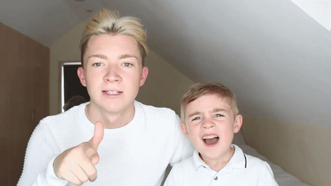 Oliver le preguntó a Alfie: "¿Qué piensas sobre el amor? Piensas en un niño y una niña, matrimonio, un bebé..." Alfie respondió: "si eres una mamá y quieres estar enamorado de un papá, te enamoras de ellos".