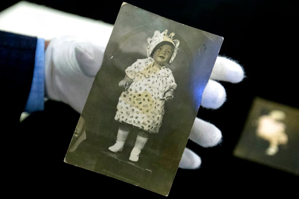 En esta imagen de una foto suya 
<b>subastada por la casa Juliens</b>, Marilyn Monroe tenía 2 años.
<br>La actriz, 
<b><a href="https://www.univision.com/local/los-angeles-kmex/cierre-consulado-mexico-los-angeles-impacto-tramites-proteccion" target="_blank">nació en Los Ángeles</a>, el 1 de junio de 1926</b>, por lo que alrededor de su figura se celebran numeros eventos este año, conmemorando el centenario de su nacimiento.
<br>Monroe estuvo casada en tres ocasiones, pero no tuvo hijos biológicos.
<br>Su primera boda fue con James Dougherty, quien fue su esposo del 1942 al 1946. No fue hasta el 1954 cuando nuevamente se casó, con la 
<b><a href="https://www.tudn.com/mlb/joe-dimaggio-la-estrella-de-los-yankees" target="_blank">estrella del béisbol, Joe DiMaggio</a></b>. Se divorciaron a los 9 meses.
<br>Con quien más se unió fue con su tercer esposo, el brillante 
<b>dramaturgo Arthur Miller</b>. Estuvieron juntos desde el 1956 al 1961.