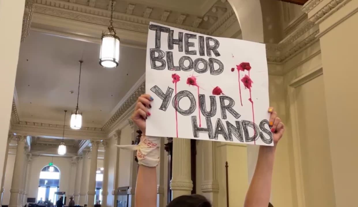 "Su sangre, tus manos".